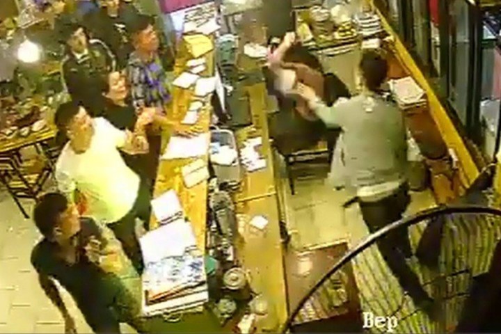 Nhóm thanh niên đánh không nương tay nhân viên nữ của nhà hàng