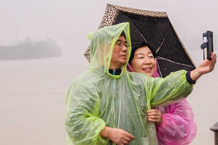 Khách tây "đội mưa, lội nước" khám phá cố đô Huế
