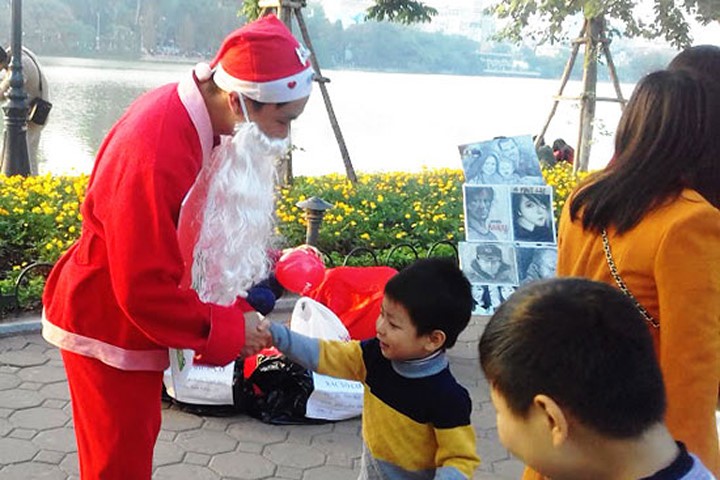 "Ông già Noel" đổi rác lấy quà ở phố đi bộ Hồ Gươm