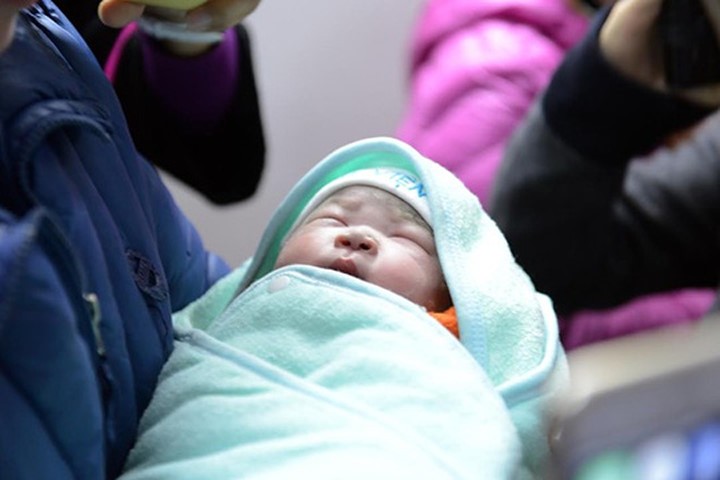Cháu bé đầu tiên ra đời bằng phương pháp mang thai hộ tại Việt Nam