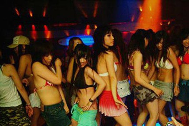 Hàng chục cô gái "bay lắc" trong phòng karaoke