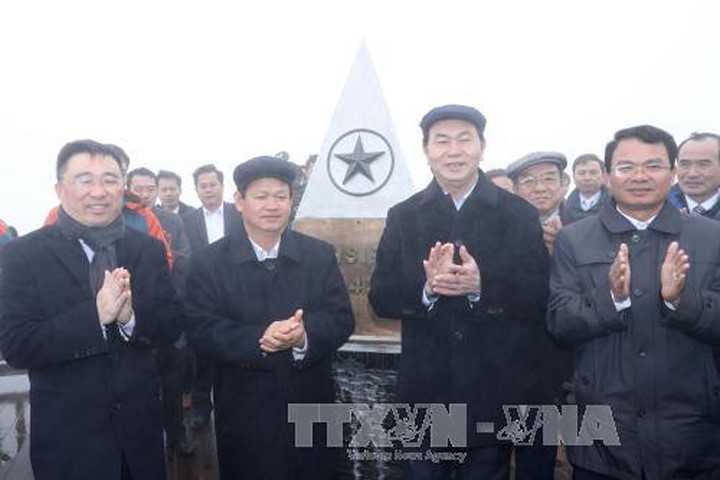 Chủ tịch nước Trần Đại Quang cùng các đại biểu chúc mừng Lễ thượng cờ thành công tốt đẹp tại cột mốc 3.143m. Ảnh: Nhan Sáng/TTXVN