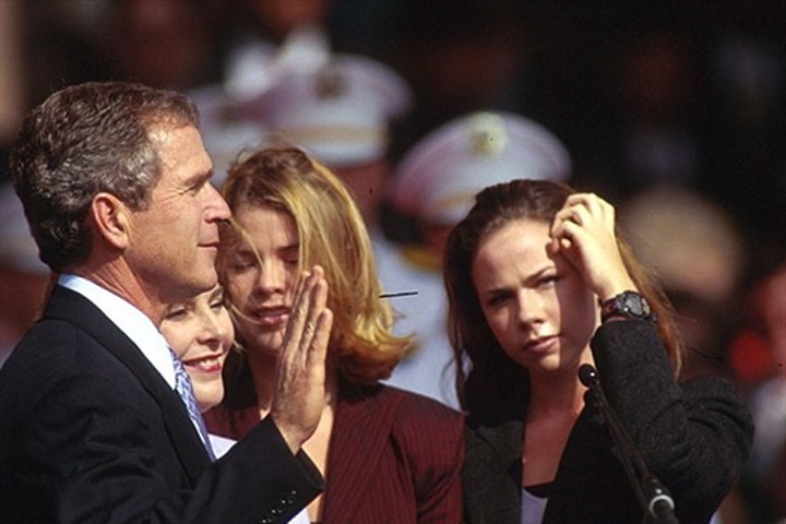 Hai con gái sinh đôi của cựu Tổng thống George W Bush tại lễ tuyên thệ nhậm chức của cha năm 2001. Ảnh: Getty