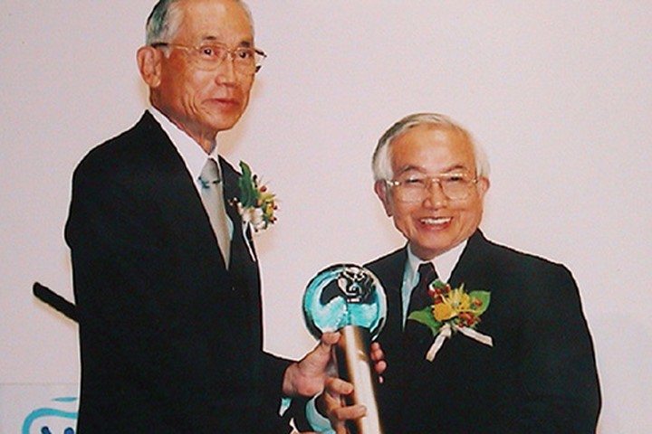 GS. Võ Quý (bên phải) tại lễ trao giải Hành tinh xanh, năm 2003. (Ảnh tư liệu ĐHQGHN)
