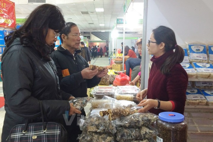 Người tiêu dùng lựa chọn nấm hương rừng tại Hội chợ Xuân Đinh Dậu. Ảnh: Thanh Tâm/Vietnam+