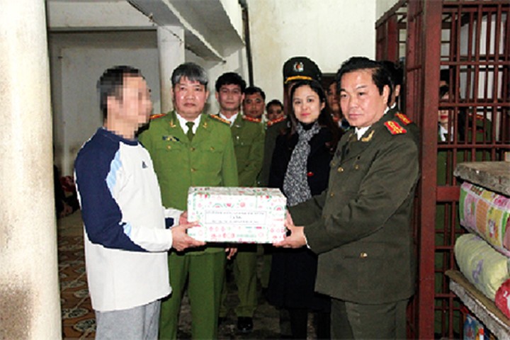 Đại tá Phạm Mạnh Thường, Giám đốc Công an tỉnh Bắc Giang thăm, tặng quà, động viên phạm nhân, đối tượng bị tạm giữ tại Trại Tạm giam Công an tỉnh Bắc Giang đêm Giao thừa 2016.