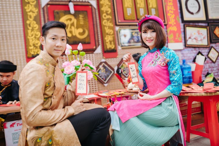 Cặp đôi vàng cầu lông Việt Nam hạnh phúc trong ngày tết