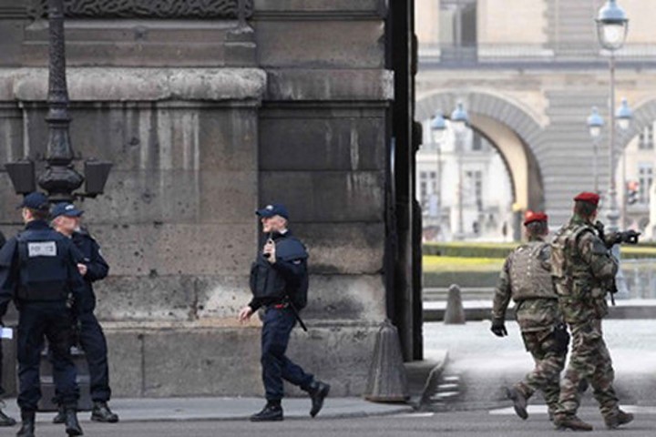 Các nhân viên an ninh làm nhiệm vụ gần bảo tàng Louvre. Ảnh: Getty