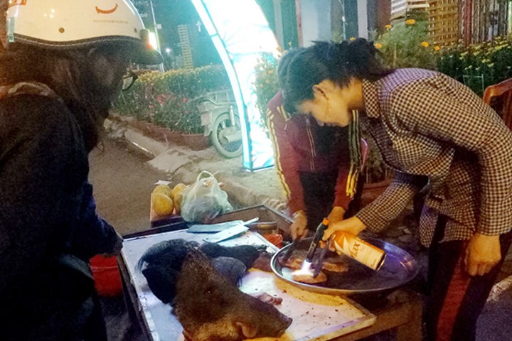 Quầy bán thịt heo rừng trên lề đường Phạm Văn Đồng (TP Quảng Ngãi). Ảnh chụp lúc chiều tối 29 Tết Đinh Dậu
