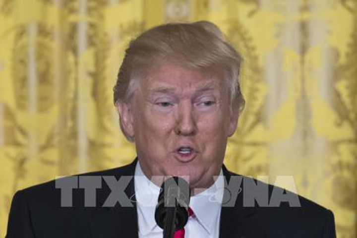 Tổng thống Mỹ Donald Trump nêu rõ sắc lệnh hạn chế nhập cư mới sẽ là một sắc lệnh hành pháp mới và toàn diện, nhằm bảo vệ người dân Mỹ. Ảnh: EPA/TTXVN