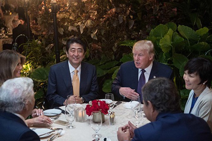 Tổng thống Donald Trump từng bị chỉ trích vì hội đàm với Thủ tướng Nhật Bản Shinzo Abe ngay tại bàn ăn ở khu nghỉ dưỡng. Ảnh: Independent