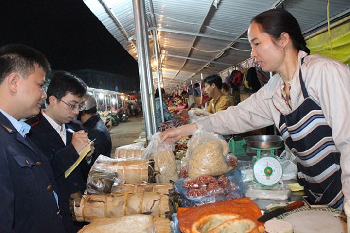 Lấy mẫu ruốc để kiểm tra chất lượng tại chợ đầu mối nông sản Minh Khai.
