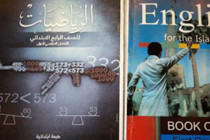 Bìa 2 cuốn sách toán và tiếng Anh mà IS dùng để dạy trẻ em Iraq.