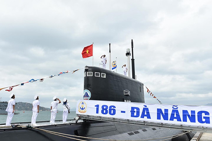 Sáng 28/2, hai tàu ngầm HQ 186 mang tên Đà Nẵng và HQ 187 mang tên Bà Rịa-Vũng Tàu đã chính thức thượng cờ. Ảnh Quang Hiếu