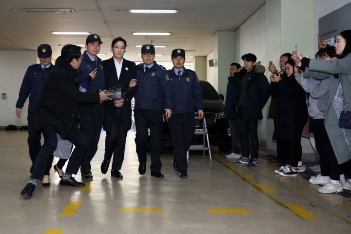 Ông Lee Jae-yong bị cảnh sát áp giải ngày 25/2