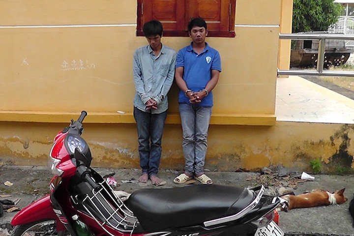 Hai thanh niên trộm chó cùng tang vật bị bắt giữ. Ảnh Minh Anh.