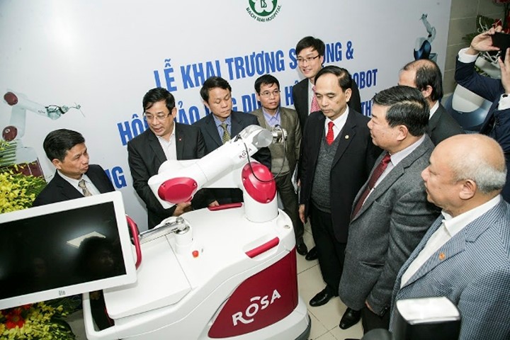 Hệ thống robot phẫu thuật Mako và Rosa được Bệnh viện Bạch Mai ứng dụng là hệ thống robot hiện đại nhất hiện nay