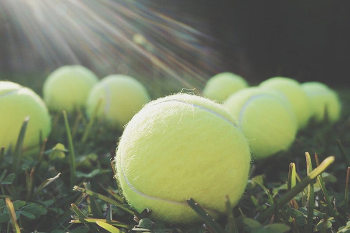 Một quả bóng tennis sẽ giúp việc xoa bóp vùng cơ thể đau nhức của bạn đạt hiệu quả cao hơn. Ảnh: Getty.