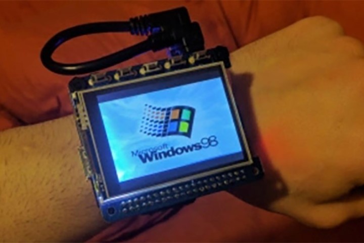 Chiếc đồng hồ tự chế vận hành khá mượt mà trên nền tảng Windows 98. Ảnh: Gizdomo.
