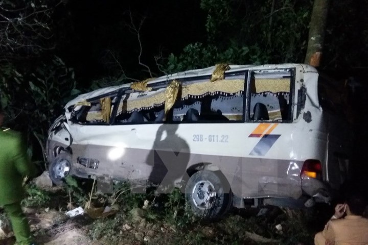 Chiếc xe ôtô chở 22 hành khách lao xuống vực sâu tại Lào Cai (Ảnh chụp lúc 21 giờ ngày 3/3 tại hiện trường). Ảnh: Thu Hương/TTXVN