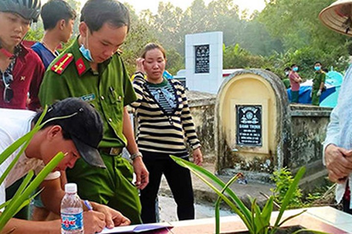 Cơ quan chức năng khám nghiệm tử thi tại nơi chôn bé Đinh Lam Thiên.