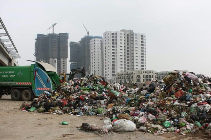 Hàng chục tấn rác thải đổ trộm ra khu đất trống.