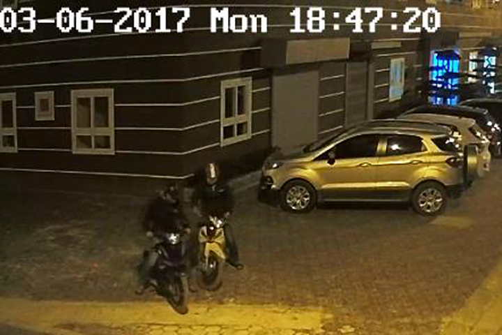 2 tên trộm liều lĩnh, đột nhập chung cư trộm xe máy