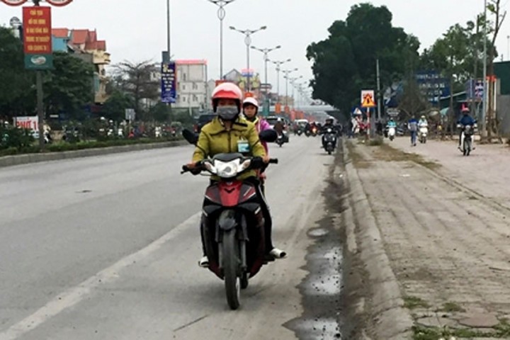 Người tham gia giao thông ngang nhiên đi ngược chiều trên QL18 đoạn qua TP Uông Bí, mặc dù đã có biển cấm và cầu vượt sang đường (Chụp lúc 16h45 ngày 6/3 trước cổng Công ty Sao Vàng)