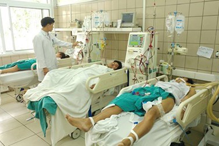 Các bệnh nhân đang được cấp cứu tại BV Bạch Mai. Ảnh: BVCC