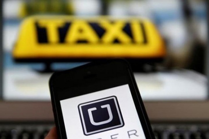Bộ Tài chính đã bác đề xuất cho taxi truyền thống tính thuế như Uber, Grab. Ảnh: Reuters