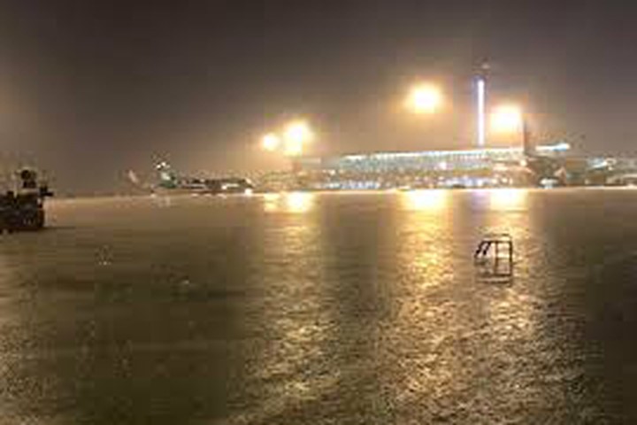 Sân bay Tân Sơn Nhất ngập vì mưa lớn, 35 chuyến bay bị ảnh hưởng