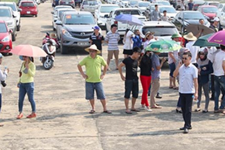 Khoảng 100 ôtô tập trung dọc đê sông Lam để đi qua cầu Bến Thủy phản đối thu phí. Ảnh: Đức Hùng