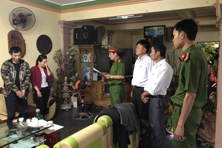 Khám xét nhà ở của đối tượng Lê Quang Tuấn (ngoài cùng bên trái)