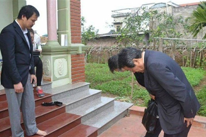 Đại sứ Nhật Bản tại Việt Nam đã cúi đầu xin lỗi gia đình anh Lê Anh Hào sau sự việc cháu Lê Thị Nhật Linh bị sát hại tại Nhật Bản. Ảnh: Kiến thức