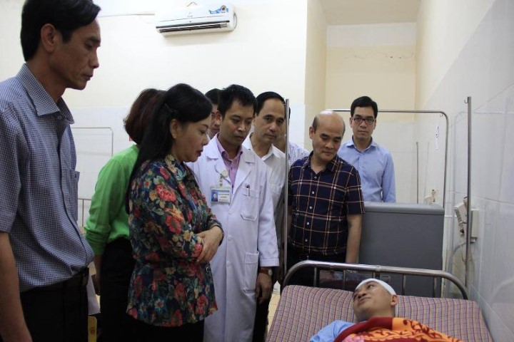 Bộ trưởng Bộ Y tế thăm bác sĩ bị hành hung vỡ đầu