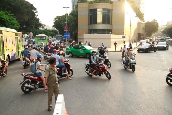 Người dân lúng túng ngày đầu giao thông phân luồng khu trung tâm TPHCM