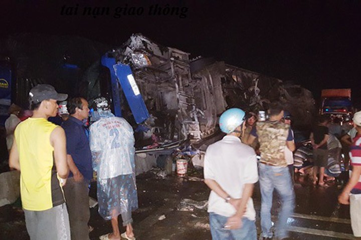 Hiện trường vụ tai nạn xe khách nghiêm trọng xảy ra tại Phú Yên. Ảnh: Người Lao động