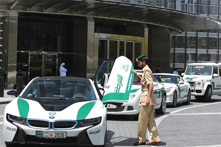 Dàn xe "khủng" của cảnh sát Dubai