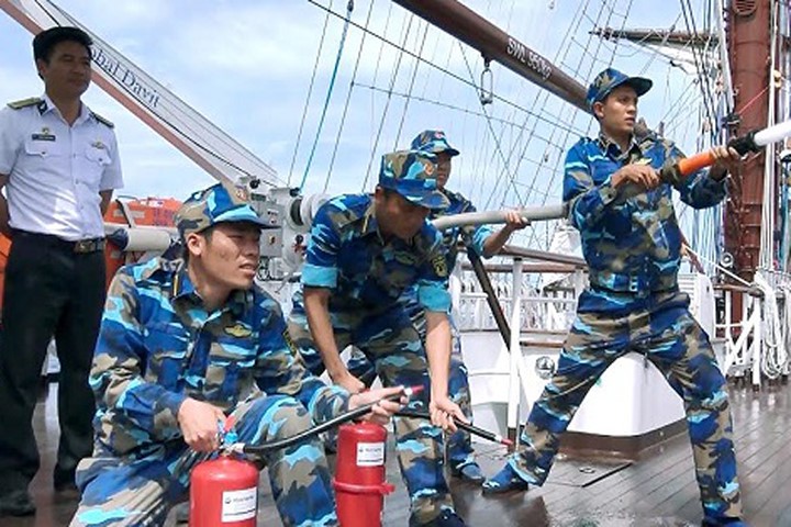 Các học viên được huấn luyện trên tàu.