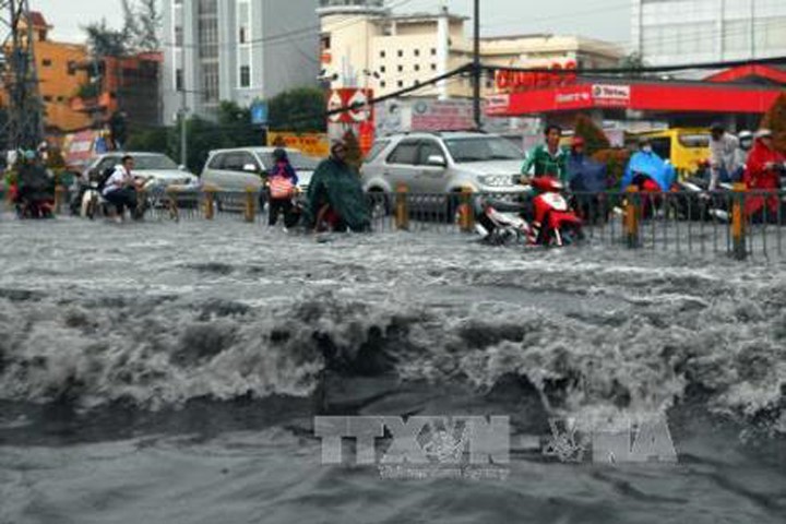 Mưa lớn gây ngập nhiều khu vực ở Thành phố Hồ Chí Minh