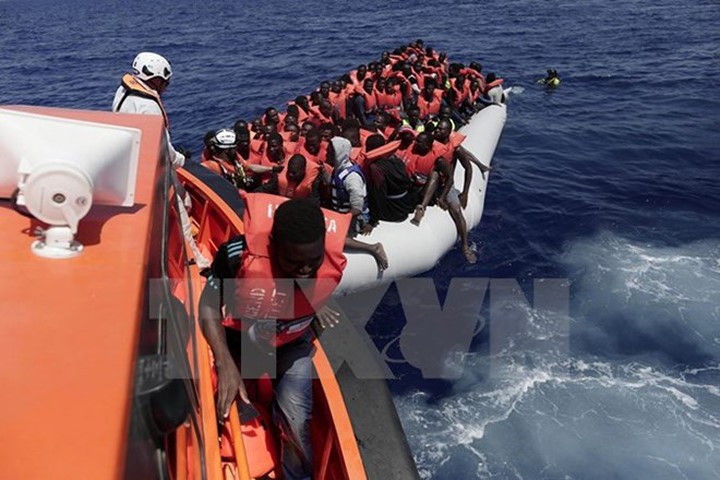 Người di cư châu Phi đến châu Âu. Nguồn: THX/TTXVN