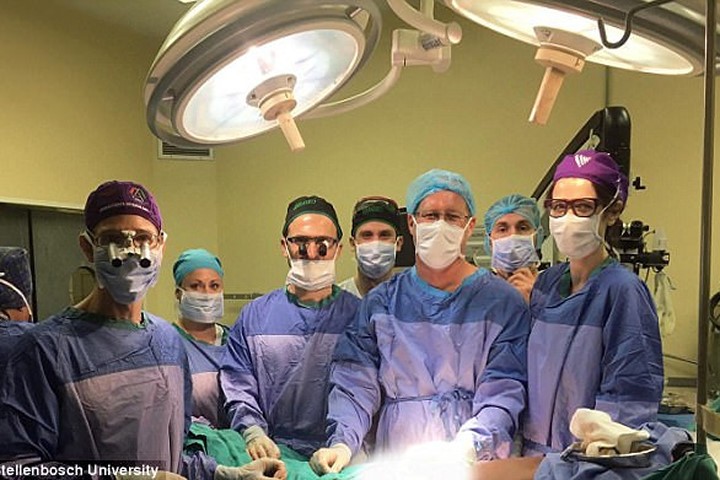 Các chuyên gia y khoa trong ca phẫu thuật. Ảnh: Stellenbosch University.