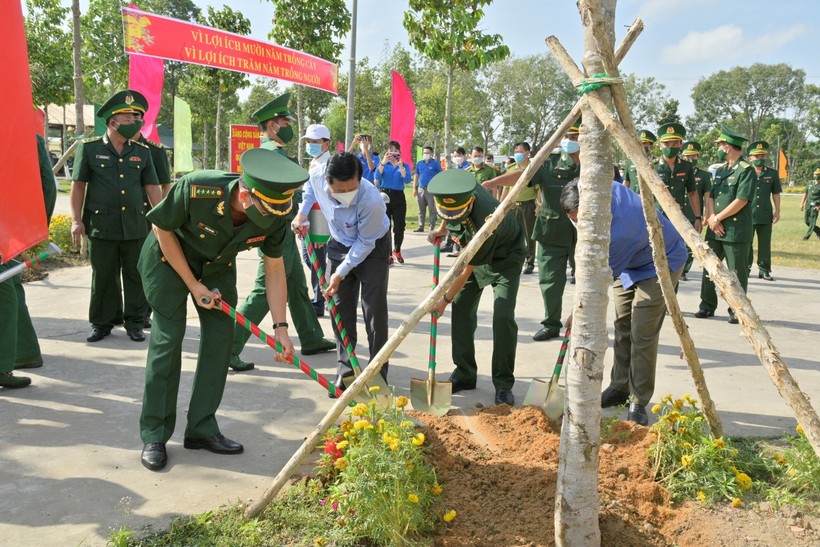 Lãnh đạo Biên phòng Kiên Giang và huyện Hòn Đất trồng cây xanh tại Tiểu đoàn huấn luyện cơ động.