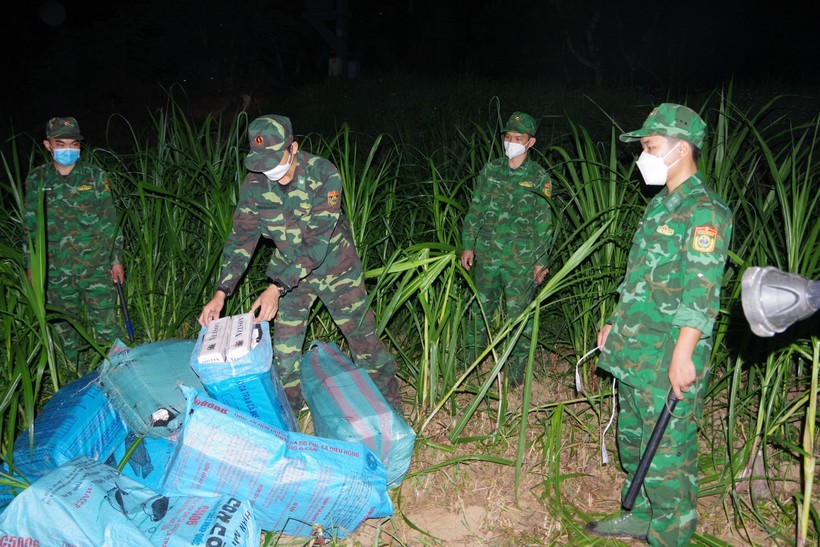Các đối tượng đã bỏ lại tang vật để chạy thoát thân về phía Campuchia.