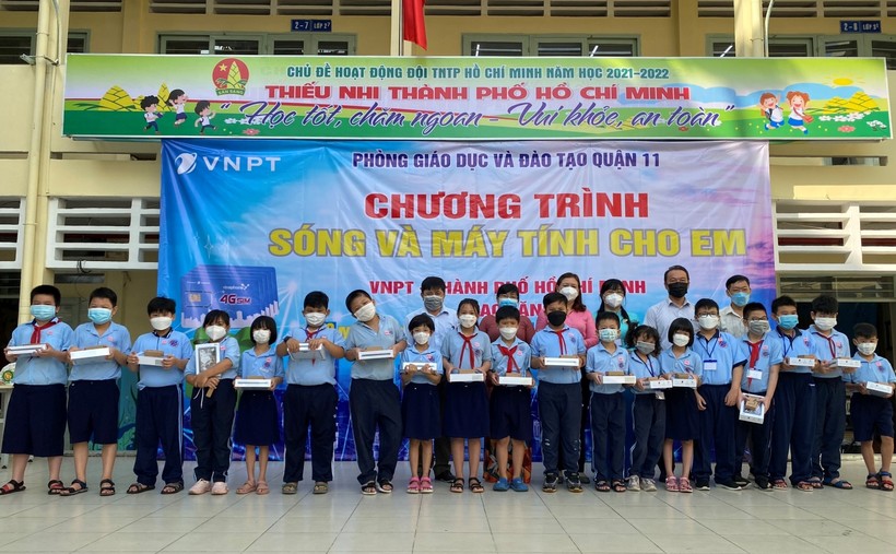 Học sinh trường Tiểu học Phú Thọ vui mừng nhận máy tính bảng từ các đơn vị trao tặng.
