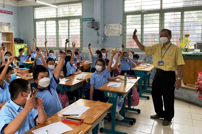 Học sinh trường Tiểu học Phú Thọ hào hứng khi trở lại trường học trực tiếp.