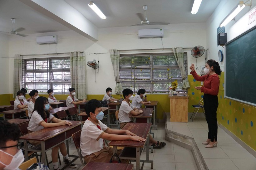 Học sinh trường THCS Lương Định Của hào hứng học tập khi trở lại trường học trực tiếp.