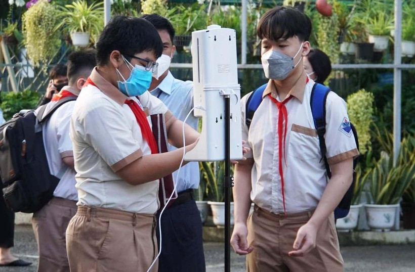 Học sinh trường THCS Lương Định Của rửa tay sát khuẩn trước khi vào lớp.