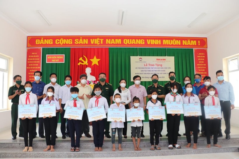 Đoàn công tác tặng quà cho học sinh, sinh viên nghèo tỉnh Kiên Giang.
