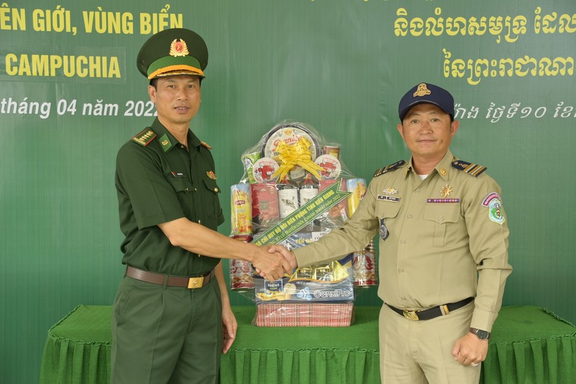 Lãnh đạo Biên phòng Kiên Giang chúc Tết lực lượng bảo vệ biên giới nước bạn Campuchia.